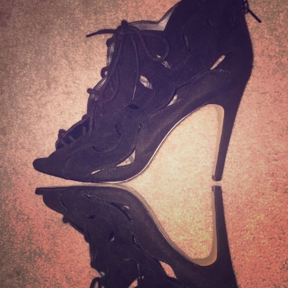 Elle suede size 8 black tie up heels